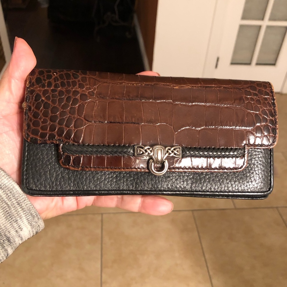 Vintage Brighton Y2K Wallet Flip Brown Alligator Black Leather. Great Condition